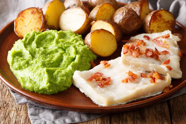 Popular Scandinavian Food Lutefisk Cod Pea Puree Baked Potatoes Bacon — Stock Photo, Image