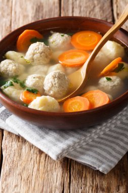 Danimarka köfte anddumpling çorba yakın masada bir kasede çekim. Vertica