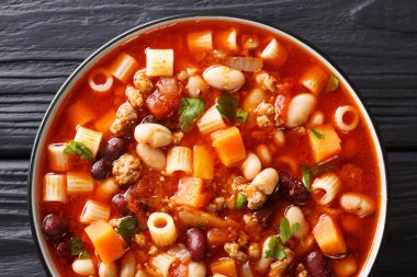 Kalın İtalyan Pasta fagioli çorba yakın çekim masanın üzerine bir kase. abov üzerinden yatay üstten görünüm