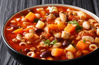 Lezzetli İtalyan fagioli çorba, sebze, ditalini makarna bir