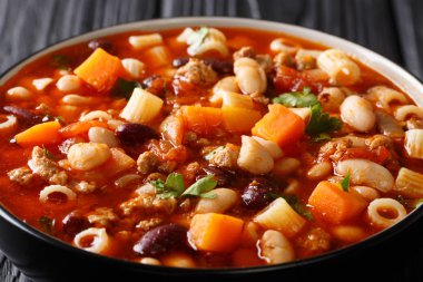 Lezzetli İtalyan Pasta fagioli çorbası ile sebze ve zemin sığır eti yakın çekim masada bir kasede. Horizonta