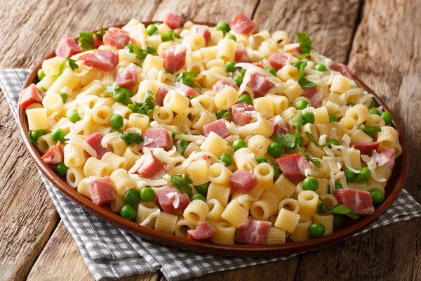 Portion Ditalini Pasta Green Peas Ham Cheese Closeup Plate Wooden — Stock Photo, Image