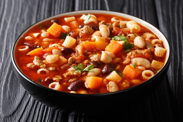 Традиционный суп из фагиоли с овощами, пастой ditalini и гро — стоковое фото