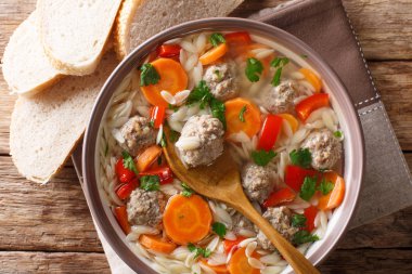 Lezzetli İtalyan çorbası orzo makarna, köfte ve sebze yakın çekim tablosundaki ile. yukarıdan, rustik styl yatay üstten görünüm