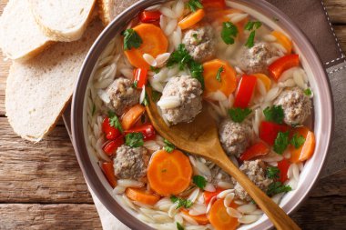 İtalyan düğün çorbası orzo makarna, köfte ve sebze yakın çekim tablosundaki ile. abov üzerinden yatay üstten görünüm