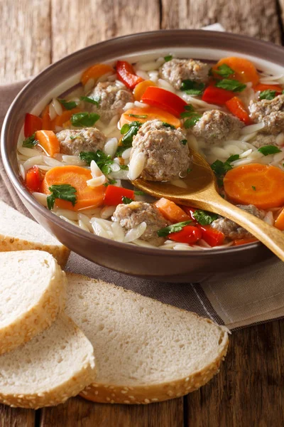 オルゾーのパスタ ミートボールと野菜のクローズ アップ テーブルの上においしいイタリアのスープ 素朴な風 — ストック写真