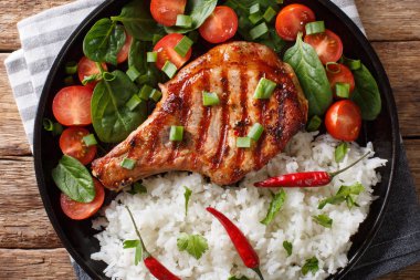 Izgara domuz eti pilav ve masaya bir tabak taze sebze salatası yakın çekim ile ev yapımı akşam yemeği. abov üzerinden yatay üstten görünüm