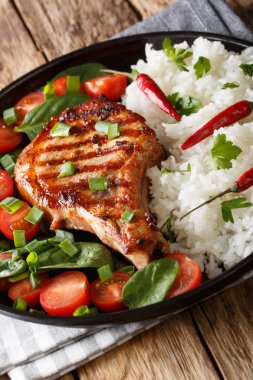 Pirinç garnitür ve taze sebze salatası yakın bir plaka üzerinde çekim ızgara domuz biftek. Vertica