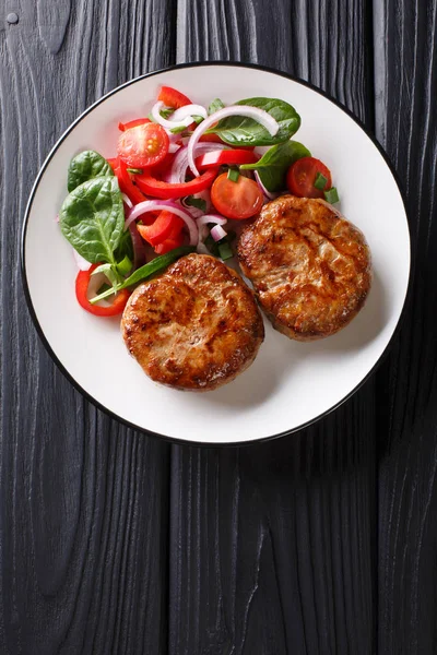 Crepinette Polpette Carne Francesi Servite Con Insalata Verdure Fresca Primo — Foto Stock