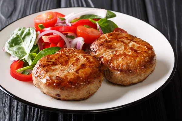 Természetes Francia Sült Hús Labdák Crepinette Friss Növényi Saláta Közelről — Stock Fotó