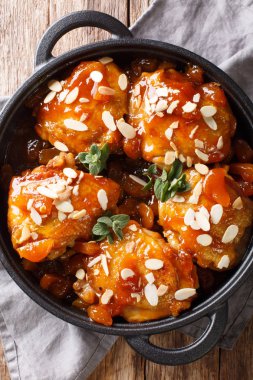 Kayısı sır ve badem pul yakın çekim bir tavada ile ihale yapışkan Tavuk uyluk. Abov gelen dikey üstten görünüm