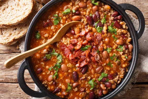 Amerikansk Cowboy Bönor Med Köttfärs Bacon Kryddig Sås Närbild Bordet — Stockfoto