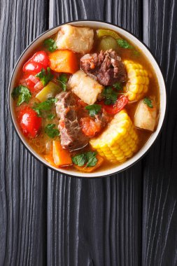 Sancochois et ve sebze güveç, Latin Amerika ve bir kase masada İspanyol Karayip Adaları yakın çekim zevk. Dikey