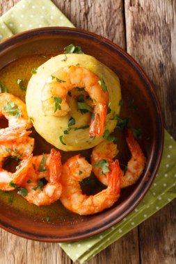 Mofongo (Garlic-Flavored püre muz): çok lezzetli bir yemek masaya bir tabak karides yakın çekim ile devam eder. Abov gelen dikey üstten görünüm