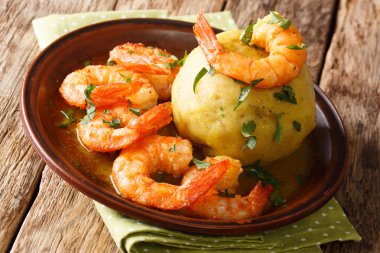 Mofongo plantain, sarımsak ve karides ve suyu yakın masada bir plaka üzerinde çekim chicharron püresi. Yatay, rustik styl