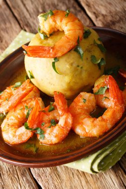 Lezzetli Latin Amerikan Mofongo muz ve chicharron masaya bir tabak karides ve et suyu yakın çekim ile devam eder. Vertica