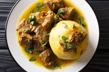 Muz ve chicharron oluşan Mofongo masada bir tabakta et ve et suyu yakın çekim ile devam eder. abov üzerinden yatay üstten görünüm