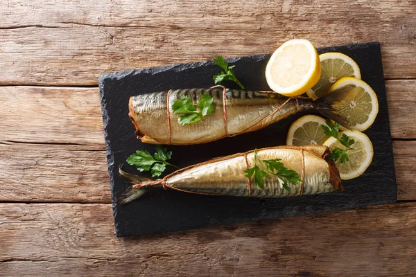 Hela Nyrökt Makrill Serveras Med Citroner Och Persilja Närbild Svart — Stockfoto