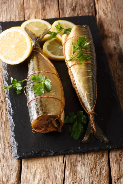 Rökt Makrill Mellanmål Mat Serveras Med Citroner Och Persilja Närbild — Stockfoto