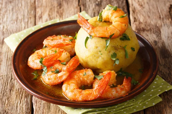 Plato Principal Latinoamericano Mofongo Con Camarones Caldo Cerca Plato Sobre — Foto de Stock