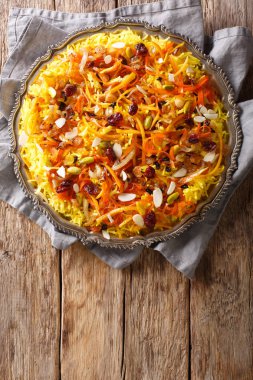 Javaher Polow (mücevherli pirinç) geleneksel Fars pirinç çanağı closeup masaya bir tabak var. Abov gelen dikey Üstten Görünüm