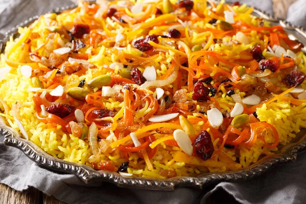 Персидский Вегетарианский Праздник Javaher Polow Драгоценный Рис Сухофруктами Морковью Апельсиновой — стоковое фото