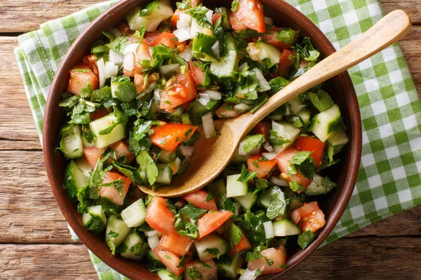 Ensalada Shirazi Pepinos Tomates Cebollas Hierbas Cerca Tazón Sobre Mesa —  Fotos de Stock