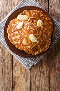 Gorditas de Azucar (tatlı zor durumda kek) ile masaya bir tabak tereyağı yakın çekim. Abov gelen dikey Üstten Görünüm