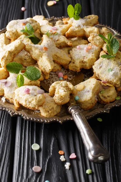 Galletas Mexicanas Hojarascas Navideñas Con Pecanas Cerca Plato Sobre Mesa —  Fotos de Stock