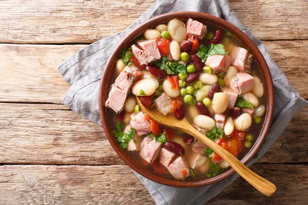 美味的豆汤 有火腿 西红柿和草药 放在桌子上的碗里 水平顶部视图从 Abov — 图库照片