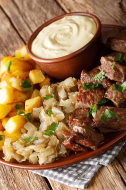 Klasik İsveç yemek sığır eti Rydberg haşlanmış soğan ve erkekte