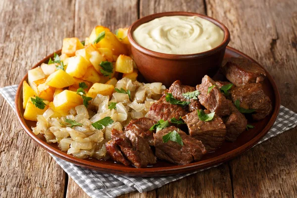 Carne Frita Rydberg Servido Con Cebolla Papas Crujientes Con Salsa —  Fotos de Stock