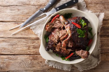 pernil asado yavaş parçalanmış pişmiş domuz yakın çekim bir plat çekti