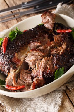 Yavaş yavaş bir plaka üzerinde domuz yakın çekim çekti parçalanmış pişmiş. dikey