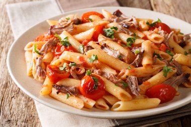 İtalyan makarna fırında rendelenmiş domuz eti, peynir, domates sosu ve