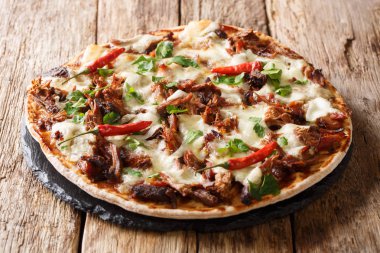 Barbekü domuz eti pizza peynir, biber ve sos kapat-u çekti