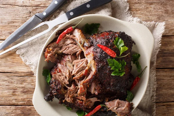 Delizioso piccante lento triturato carne di maiale tirato primo piano su un piatto. ho — Foto Stock