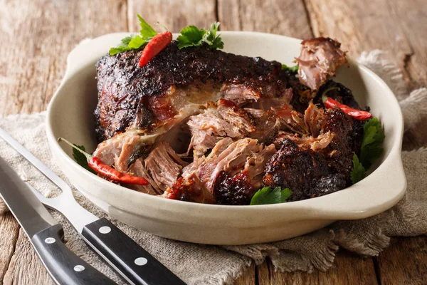 Pernil asado lento cozido desfiado puxado porco close-up em um plat — Fotografia de Stock