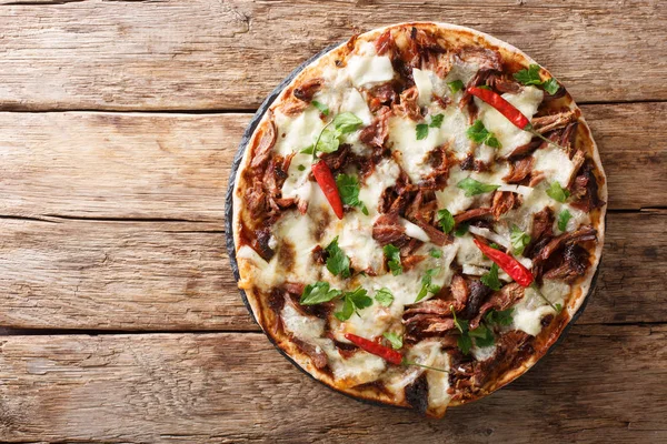 Pizza fresca com carne de porco puxada, queijo mussarela, pimenta e farpa — Fotografia de Stock