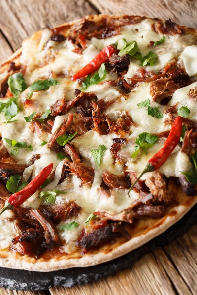 Pizza deliciosa com carne de porco puxada, mussarela e molho de churrasco — Fotografia de Stock