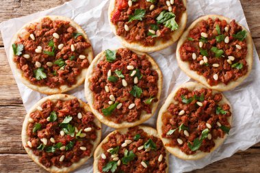 Sfiha mini pizza tepesinde ile kıyma, Lübnan sığır eti soğan,