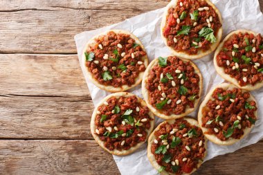 Lübnanlı Arap pizza et, domates, baharatlar ve çam fıstığı CL