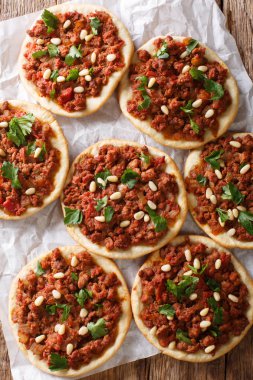 Sfiha mini pizza tepesinde ile kıyma, Lübnan sığır eti soğan,