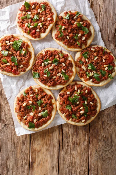 Lebanese Arab pizza with meat, tomatoes, spices and pine nuts cl — Stock Photo, Image