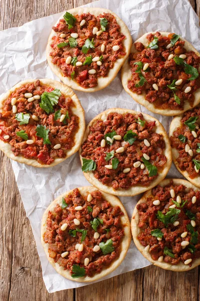 Mini pizza árabe com carne picada, tomate, cebola, especiarias e p — Fotografia de Stock