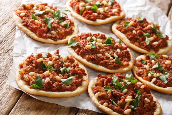 Kıyma, domates, soğan, baharat ve p Arap mini pizza — Stok fotoğraf