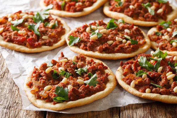 Lübnanlı Arap pizza et, domates, baharatlar ve çam fıstığı CL — Stok fotoğraf