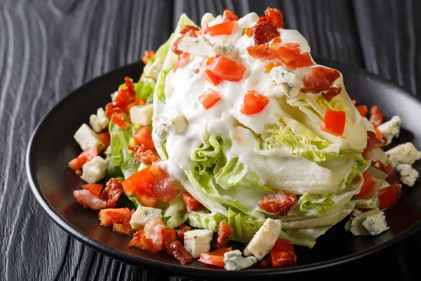 Ijsberg wig Salade recept met lage vette blauwe kaas dressing en — Stockfoto