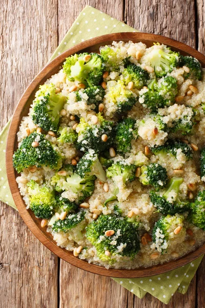 Hemlagad broccoli sallad med quinoa och pinjenötter närbild på den — Stockfoto