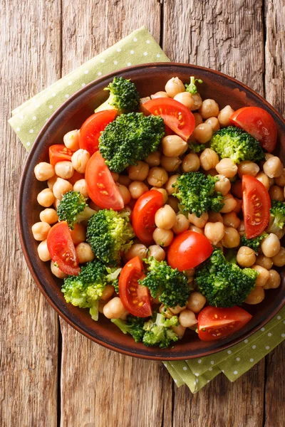 Vegetable salad from broccoli, chickpeas and fresh tomatoes with — Stock Photo, Image